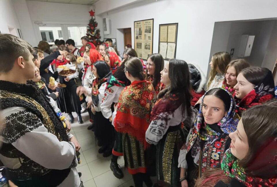 „Caravana de colinde” ATOS a ajuns joi la Monitorul de Suceava