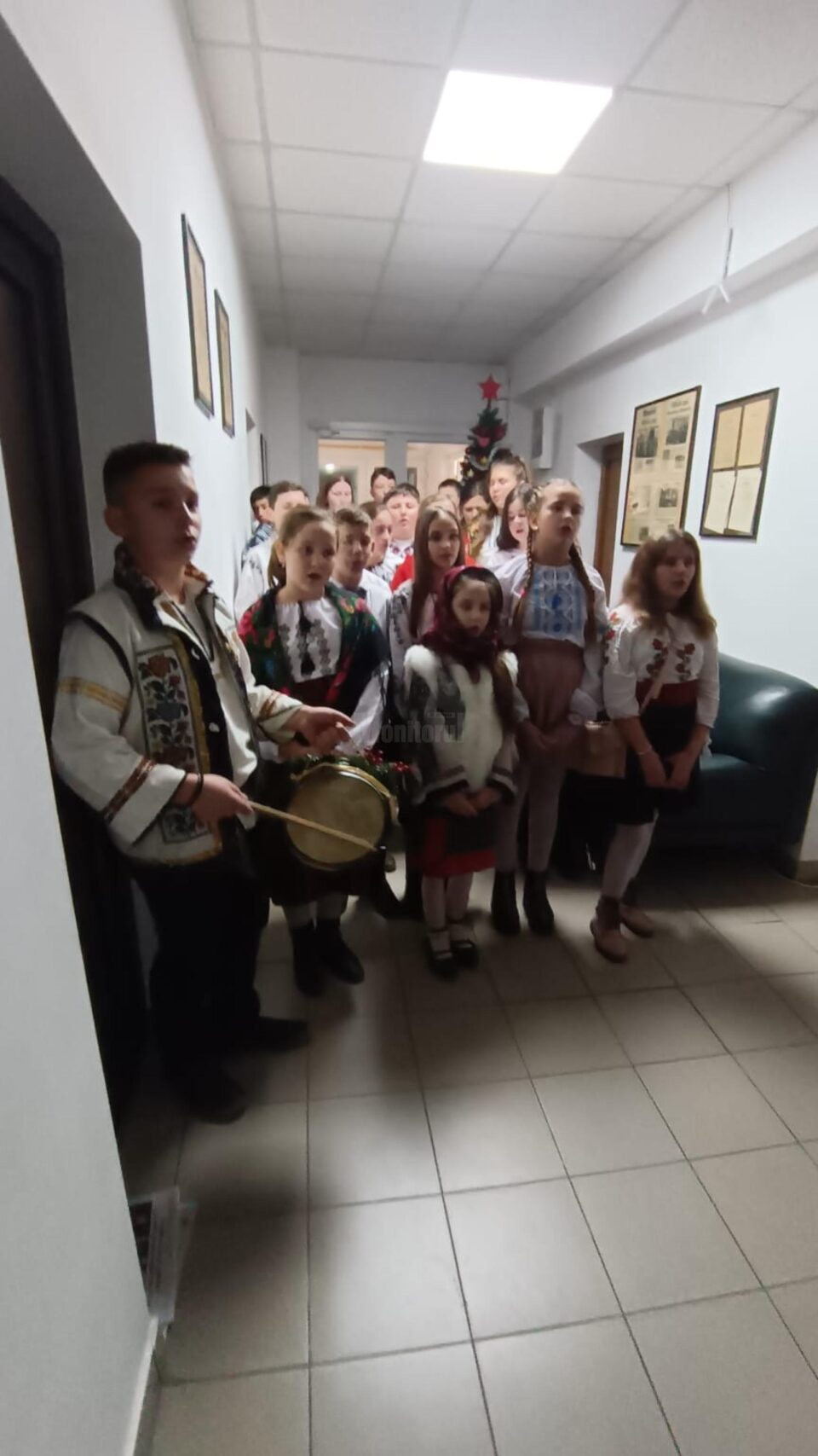 Elevii Școlii Gimnaziale Zamostea au venit cu colinda la ”Monitorul de Suceava”