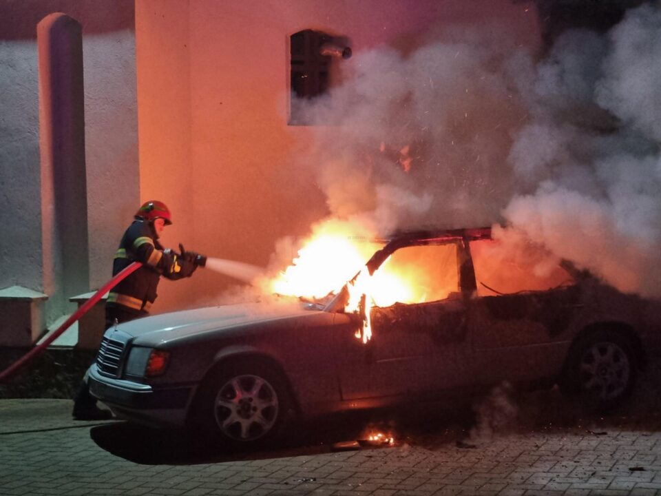 Mașina unui preot din Rădăuți, incendiată în plină noapte