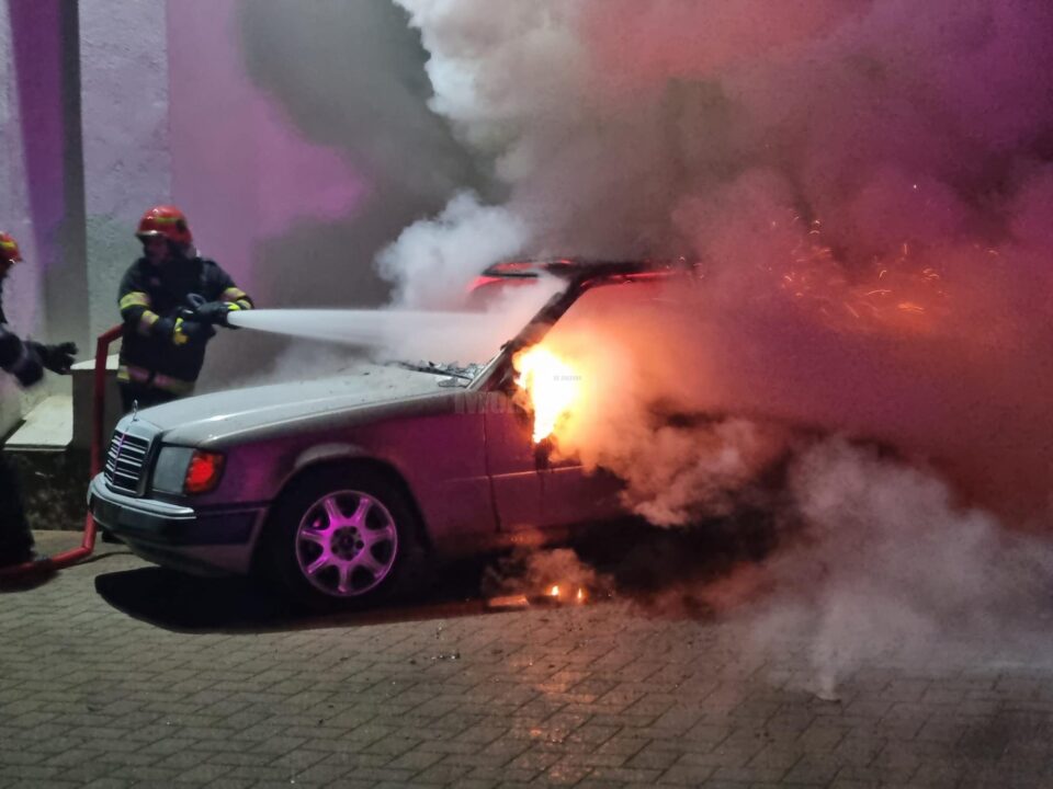 Mașina unui preot din Rădăuți, incendiată în plină noapte
