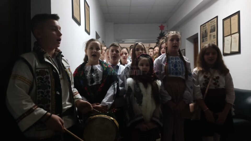 Elevii Școlii Gimnaziale Zamostea au venit cu colinda la ”Monitorul de Suceava”