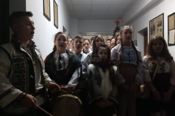 Elevii Școlii Gimnaziale Zamostea au venit cu colinda la ”Monitorul de Suceava”