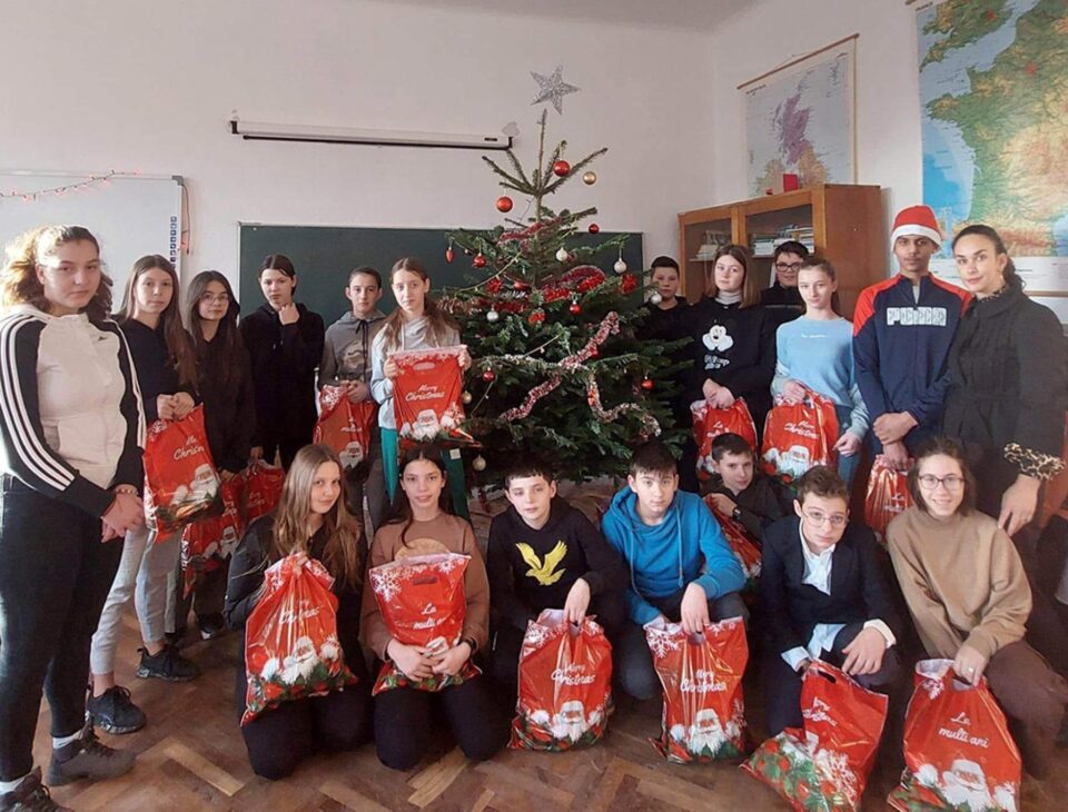 Elevii din Vatra Moldoviței au primit cadouri consistente oferite de Primăria și Consiliul Local al comunei Elevii din Vatra Moldoviței au primit cadouri consistente oferite de Primăria și Consiliul Local al comunei