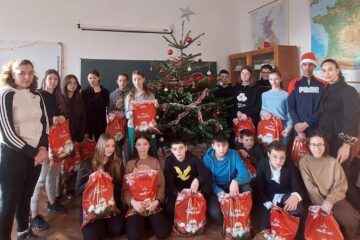 Elevii din Vatra Moldoviței au primit cadouri consistente oferite de Primăria și Consiliul Local al comunei