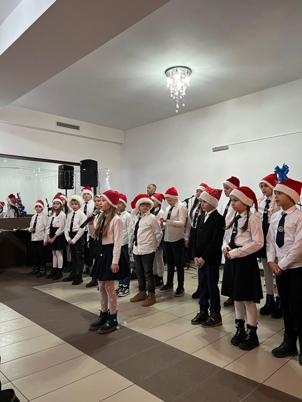 Spectacol de colinde oferit bătrânilor de la Casa Seniorilor „Viața Bună” din Gura Humorului