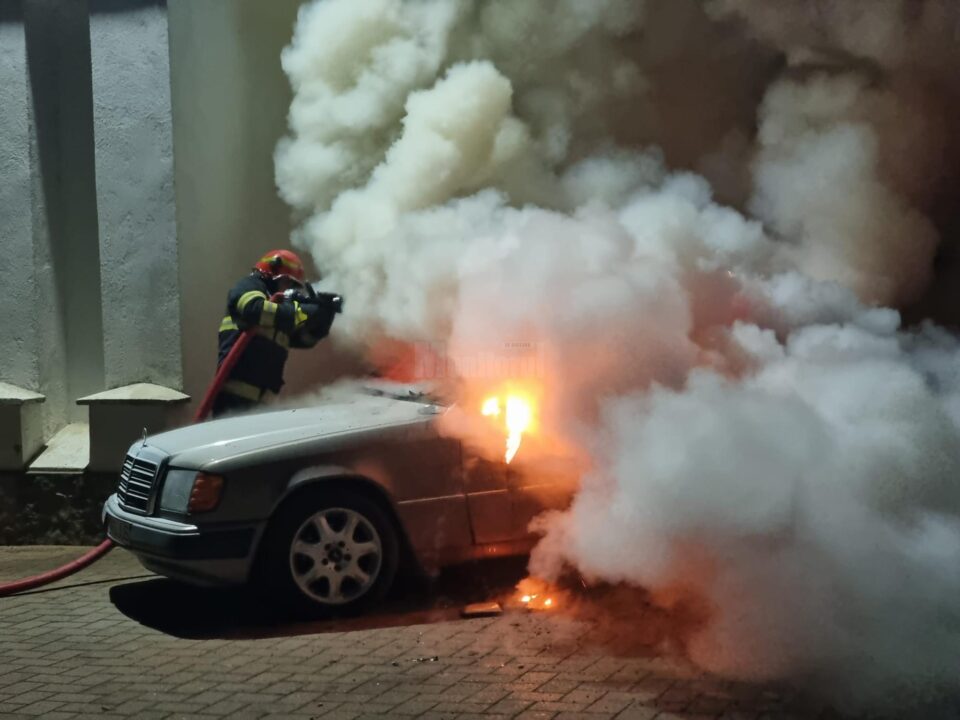 Mașina unui preot din Rădăuți, incendiată în plină noapte