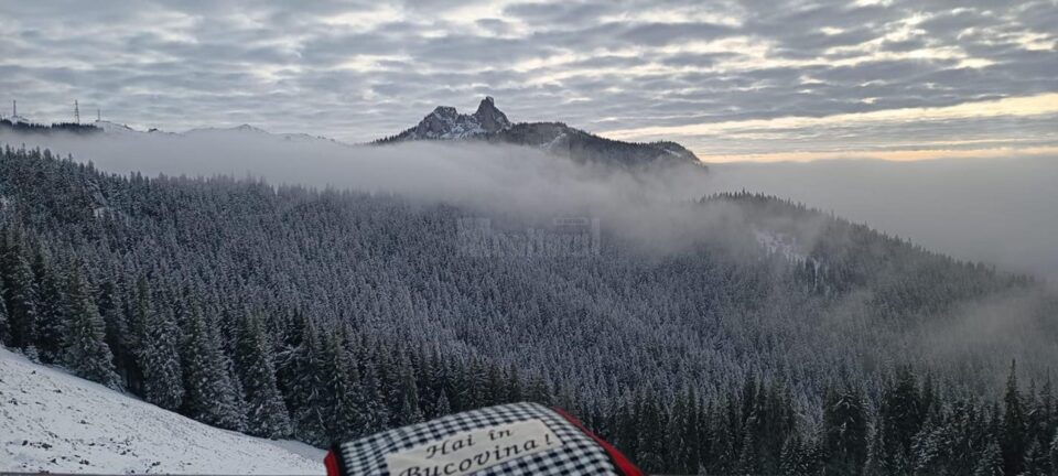Pentru accesul auto în zona montană este recomandat ca autovehiculele să fie echipate cu anvelope de iarnă și lanțuri antiderapante Pentru accesul auto în zona montană este recomandat ca autovehiculele să fie echipate cu anvelope de iarnă și lanțuri antiderapante