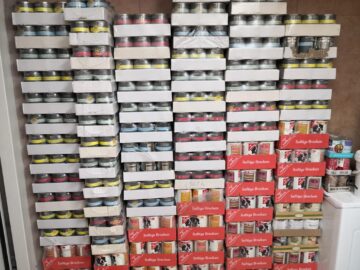 Peste 18 tone de alimente pentru câini – hrană uscată și hrană umedă, au ajuns la adăpostul de animale al Sucevei, din Germania