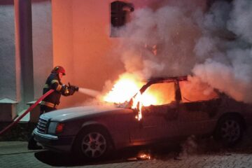 Mașina incendiată