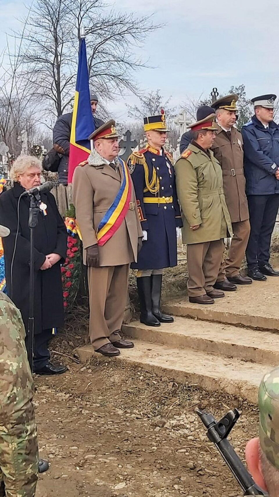 Primarul Vasile Andriciuc l-a comemorat pe eroul Revoluției căpitanul post mortem Petru Constantin Mesler Primarul Vasile Andriciuc l-a comemorat pe eroul Revoluției căpitanul post mortem Petru Constantin Mesler