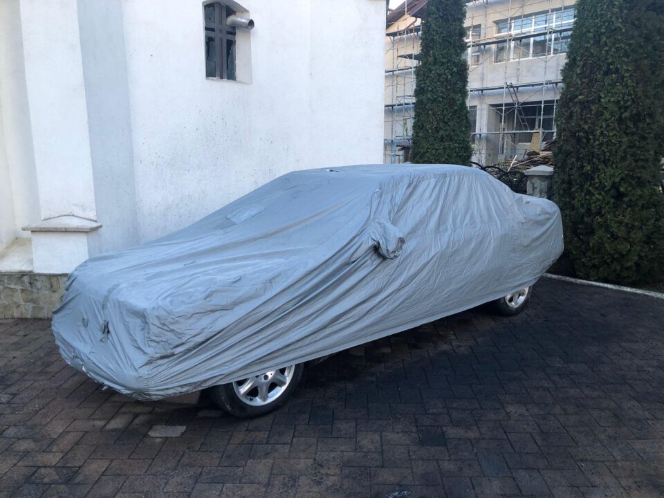 Mașina a fost acoperită cu o prelată