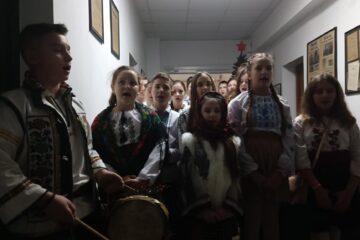 Elevii Școlii Gimnaziale Zamostea au venit cu colinda la ”Monitorul de Suceava”
