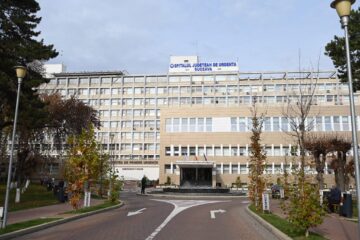 Bărbatul a fost trimis vineri de la Spitalul Județean Suceava la centrul de arși de la Spitalul „Sf. Spiridon” din Iași