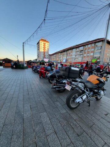 Motocicliști „Străjerii Motorcycle Friends” Suceava s-au îmbrăcat în Moș Crăciun și au oferit cadouri copiilor