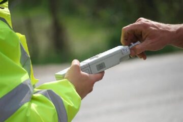 Bărbatul a fost testat cu aparatul etilotest Foto desteptarea.ro