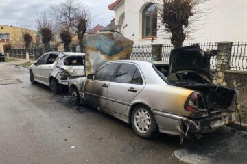 asa arata cele două mașini incendiate