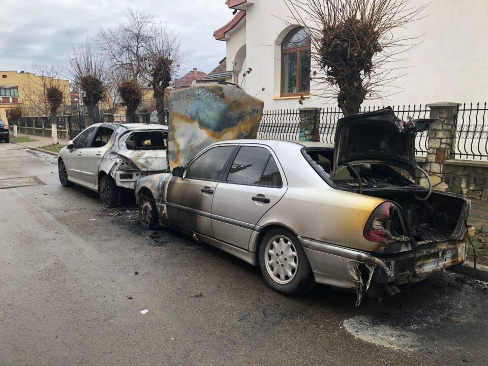 asa arata cele două mașini incendiate