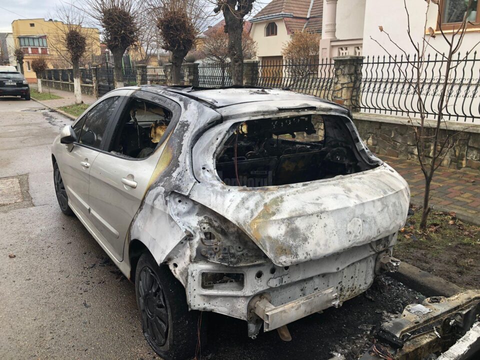 focul s-a extins și la a doua mașină