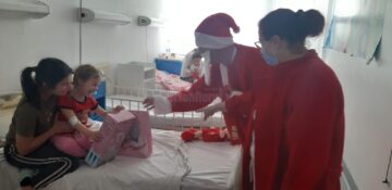 Moș Crăciun la copiii internați în Spitalul de Urgență Suceava