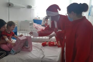 Moș Crăciun la copiii internați în Spitalul de Urgență Suceava