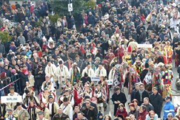Festivalul Internațional al Obiceiurilor de Iarnă revine marți pe străzile Sucevei