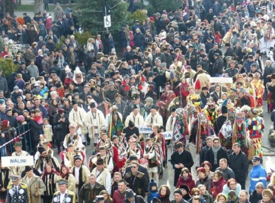 Festivalul Internațional al Obiceiurilor de Iarnă revine marți pe străzile Sucevei