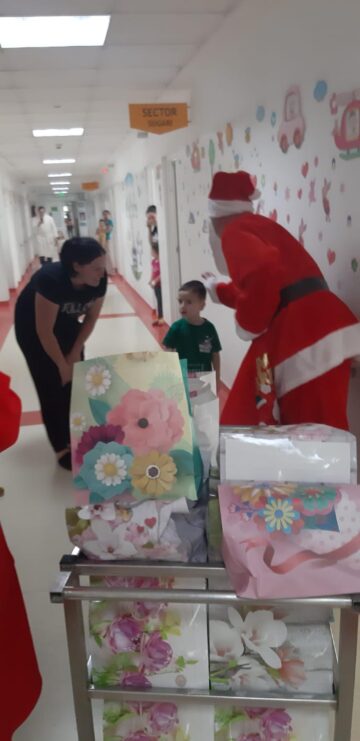 Moș Crăciun la copiii internați în Spitalul de Urgență Suceava