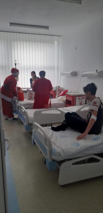 Moș Crăciun la copiii internați în Spitalul de Urgență Suceava