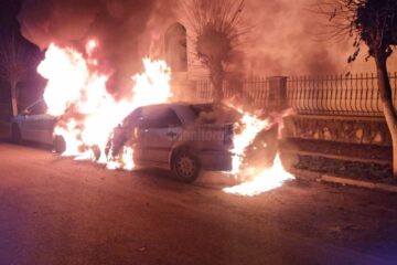 Incendiu violent, extins și la a doua mașină, în dimineața celei de-a două zile de Crăciun, la Rădăuți