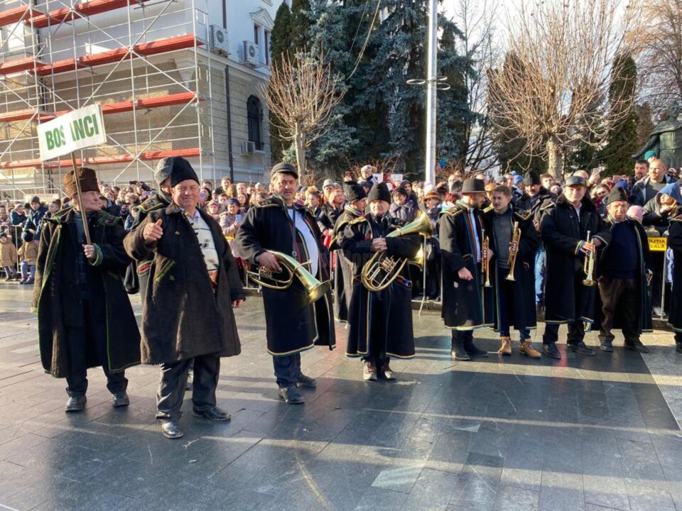 Mii de oameni s-au bucurat marți de Festivalul Obiceiurilor de Iarnă de la Suceava