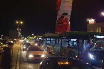Șapte autobuze TPL, blocate la mall din cauza unui microbuz „parcat” pe banda de intrare