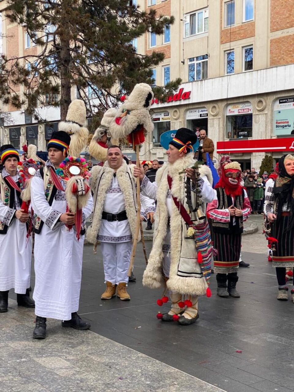 Mii de oameni s-au bucurat marți de Festivalul Obiceiurilor de Iarnă de la Suceava
