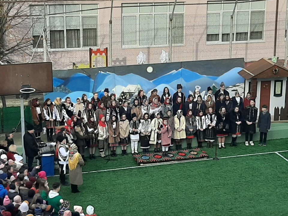 Spectacol, la scoala Miron Costin