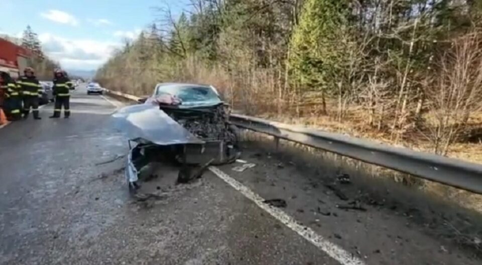 Opt persoane, dintre care patru minori, implicate într-un grav accident în pădurea de la Ilișești