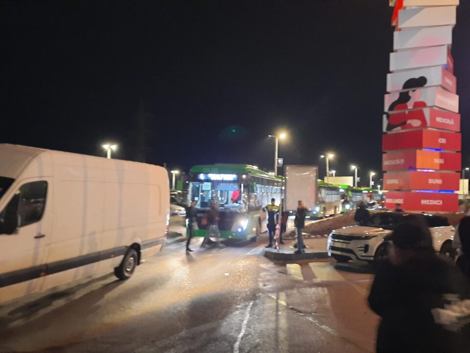 Șapte autobuze TPL, blocate la mall din cauza unui microbuz „parcat” pe banda de intrare