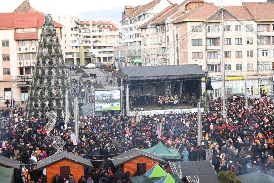 Mii de oameni s-au bucurat marți de Festivalul Obiceiurilor de Iarnă de la Suceava