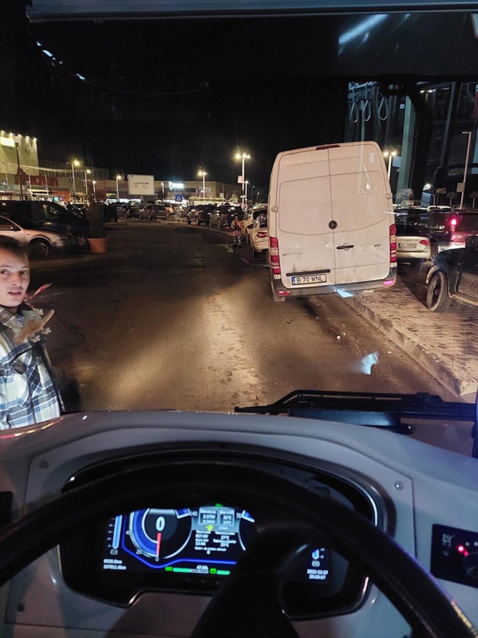 Microbuz urcat parțial pe trotuar la Iulius Mall, chiar pe unde trebuiau să treacă autobuzele pentru a intra în stațiile de așteptare