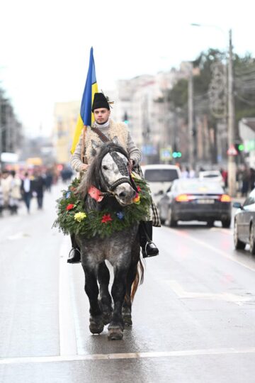Mii de oameni s-au bucurat marți de Festivalul Obiceiurilor de Iarnă de la Suceava