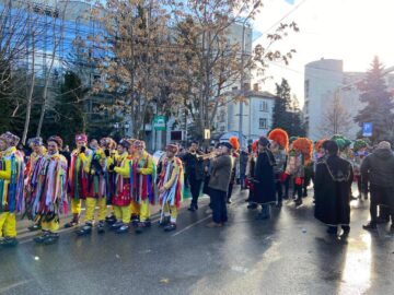 Mii de oameni s-au bucurat marți de Festivalul Obiceiurilor de Iarnă de la Suceava