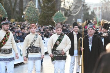 Mii de oameni s-au bucurat marți de Festivalul Obiceiurilor de Iarnă de la Suceava