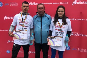 Antrenorul Cristian Prâsneac încadrat de doi dintre atleții dorneni de viitor, Alexandru Prâsneac și Claudia-Ionela Costiuc