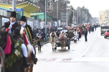 Mii de oameni s-au bucurat marți de Festivalul Obiceiurilor de Iarnă de la Suceava
