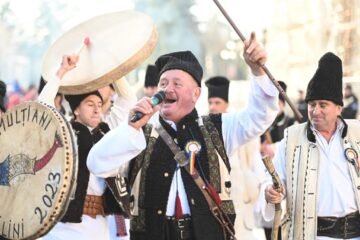 Mii de oameni s-au bucurat marți de Festivalul Obiceiurilor de Iarnă de la Suceava