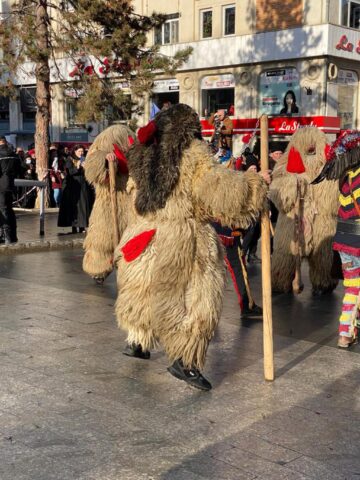 Mii de oameni s-au bucurat marți de Festivalul Obiceiurilor de Iarnă de la Suceava