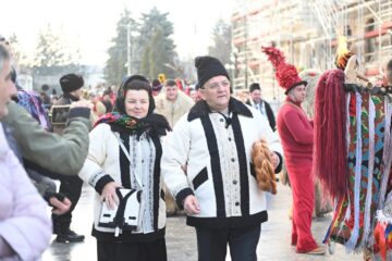 Mii de oameni s-au bucurat marți de Festivalul Obiceiurilor de Iarnă de la Suceava