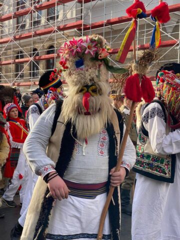 Mii de oameni s-au bucurat marți de Festivalul Obiceiurilor de Iarnă de la Suceava