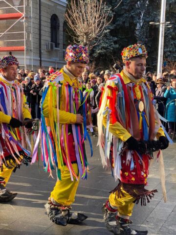 Mii de oameni s-au bucurat marți de Festivalul Obiceiurilor de Iarnă de la Suceava