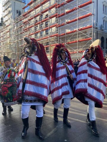 Mii de oameni s-au bucurat marți de Festivalul Obiceiurilor de Iarnă de la Suceava