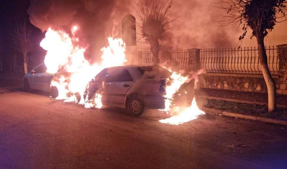 La Rădăuți, un tânăr a incendiat cele două mașini ale familiei, după ce s-a certat cu toți cei din casă La Rădăuți, un tânăr a incendiat cele două mașini ale familiei, după ce s-a certat cu toți cei din casă