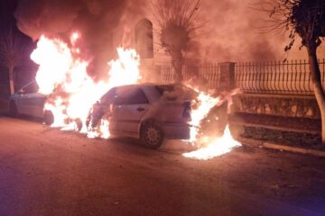 La Rădăuți, un tânăr a incendiat cele două mașini ale familiei, după ce s-a certat cu toți cei din casă